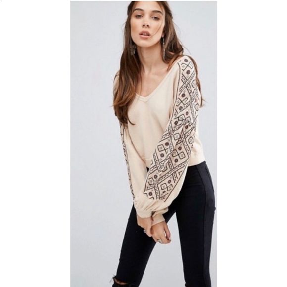 FREE PEOPLE Senorita Embroidered Puff Sleeve
V-Neck Sweatshirt NWOT Size Medium - Picture 7 of 10